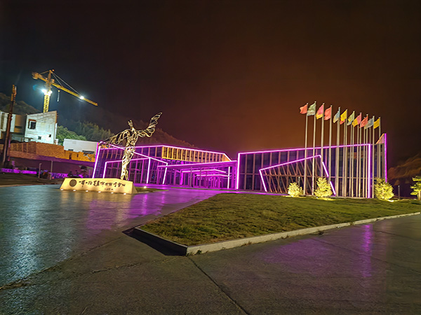 城市亮化是现代城市建设的重要组成部分，它不仅可以美化城市的夜景，还能提升城市的整体形象。随着科技的不断进步，城市亮化也得到了更多的关注和创新。本文将介绍一些关于城市亮化的创意和技术，帮助读者了解黄南城市亮化的重要性以及如何进行黄南城市亮化的规划和实施。